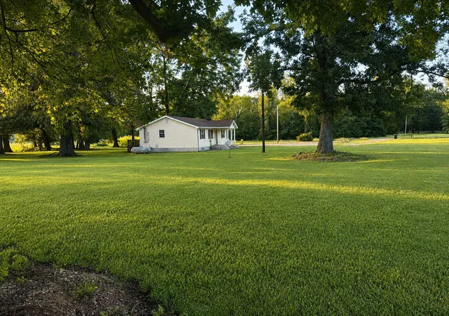 Photo 3 of Single family home for sale at 686 Johnson St, Clarksville, TN 37043 | MLS# 3514628 | Listing updated on 2026-10-09