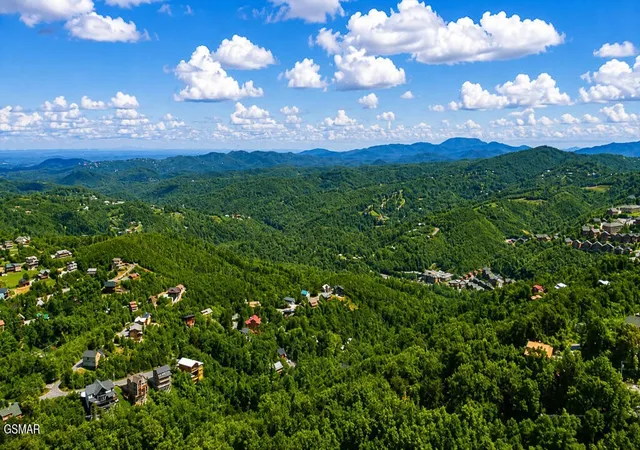 2nd image of 706 Chestnut Dr, Gatlinburg, TN 37738 | MLS# 3510494