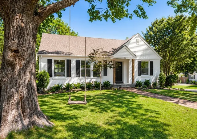 Photo 1 of Single family home for sale at 900 Woodmont Blvd, Nashville, TN 37204 | MLS# 3513206 | Listing updated on 2026-08-21
