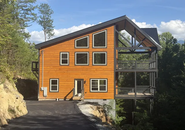 Photo 1 of Single family home for sale at 928 Ski Mountain Rd, Gatlinburg, TN 37738 | MLS# 3509972 | Listing updated on 2026-10-06