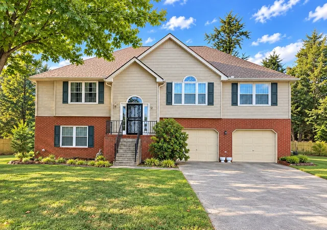 Photo 1 of Single family home for sale at 220 Rollingwood Ct, La Vergne, TN 37086 | MLS# 3602938 | Listing updated on 2026-10-06