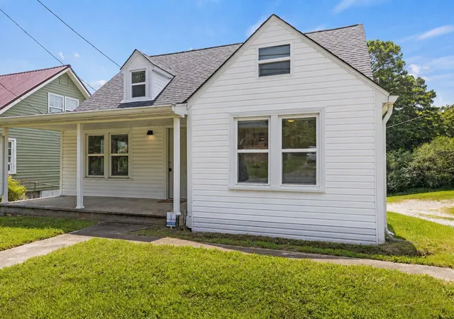 Photo 2 of Single family home for sale at 812 Woodmont Blvd, Clarksville, TN 37040 | MLS# 3510399 | Listing updated on 2026-09-03