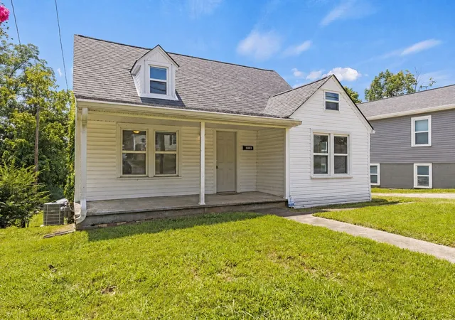 Photo 3 of Single family home for sale at 812 Woodmont Blvd, Clarksville, TN 37040 | MLS# 3510399 | Listing updated on 2026-09-03