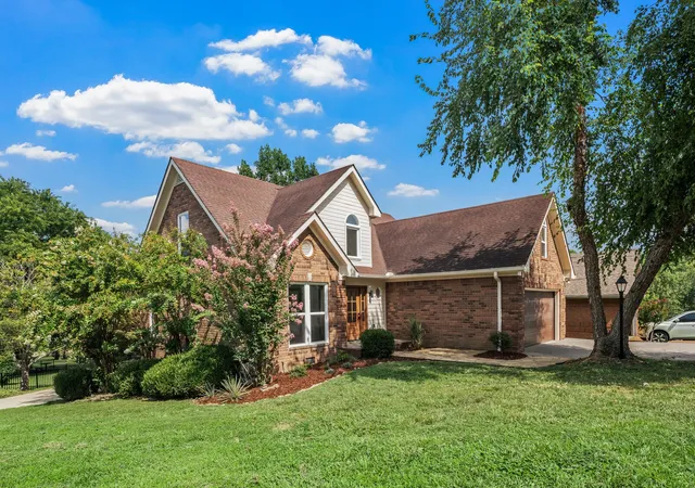 Photo 3 of Single family home for sale at 204 Breakwater Dr, Hendersonville, TN 37075 | MLS# 3510907 | Listing updated on 2026-09-01