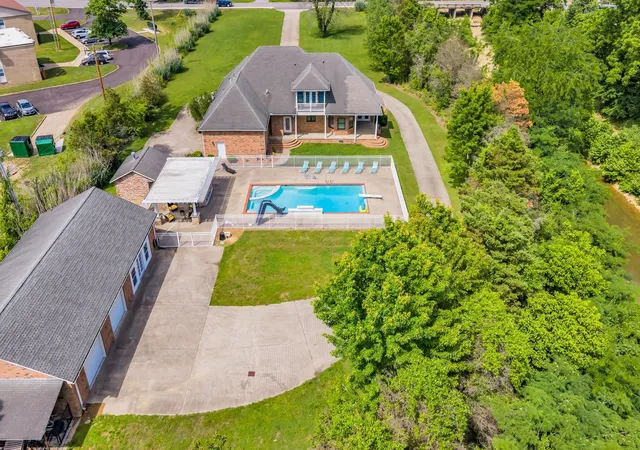 Photo 2 of Single family home for sale at 202 N Clydeton Rd, Waverly, TN 37185 | MLS# 3512792 | Listing updated on 2026-08-21