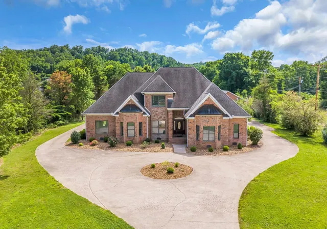 Photo 3 of Single family home for sale at 202 N Clydeton Rd, Waverly, TN 37185 | MLS# 3512792 | Listing updated on 2026-08-21