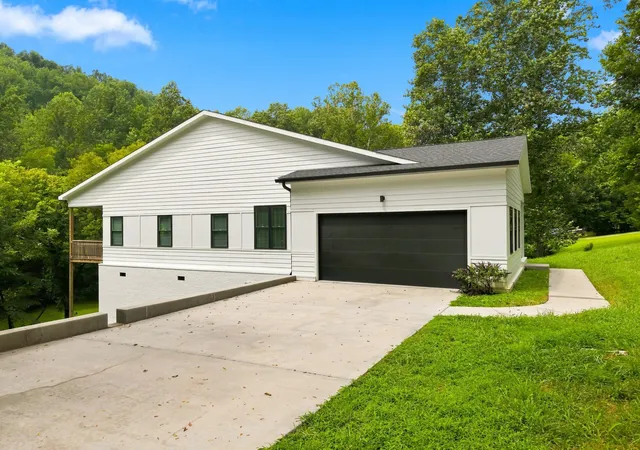 Photo 3 of Single family home for sale at 605 Harbor Dr, Lancaster, TN 38569 | MLS# 3511018 | Listing updated on 2026-08-13