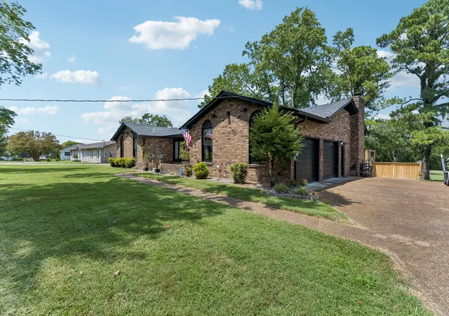 Photo 3 of Single family home for sale at 146 Fairways Dr, Hendersonville, TN 37075 | MLS# 3510733 | Listing updated on 2026-09-24