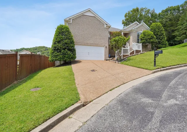 Photo 2 of Sale Pending at 805 Waterloo Ct, Nashville, TN 37209 | MLS# 3511254 | Listing updated on 2026-08-20