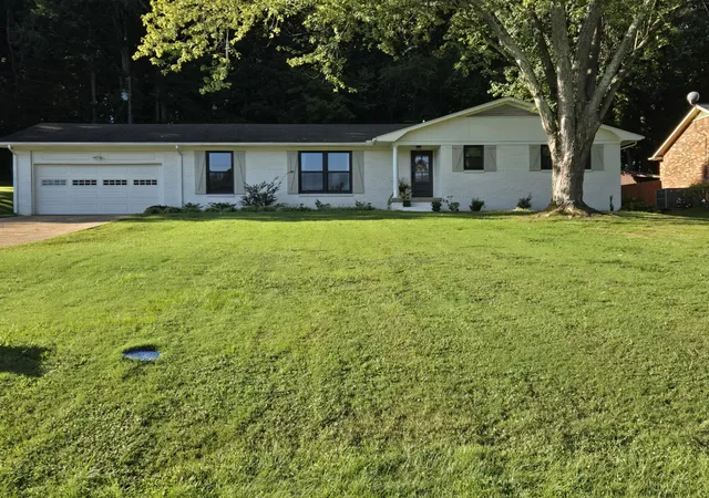 Photo 1 of Single family home for sale at 1923 White Oak Dr, Paris, TN 38242 | MLS# 3511207 | Listing updated on 2026-08-31