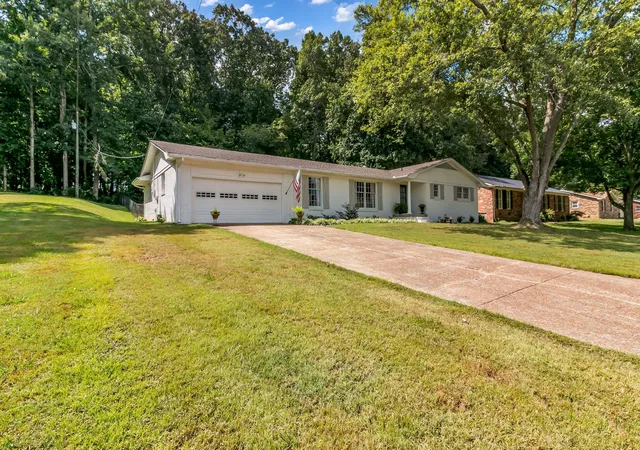 3rd image of 1923 White Oak Dr, Paris, TN 38242 | MLS# 3511207