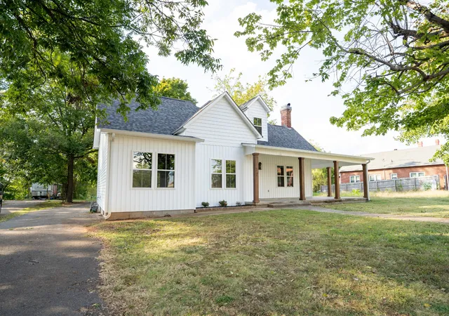 Photo 2 of Single family home for sale at 221 S Military Ave, Lawrenceburg, TN 38464 | MLS# 3618902 | Listing updated on 2026-10-10