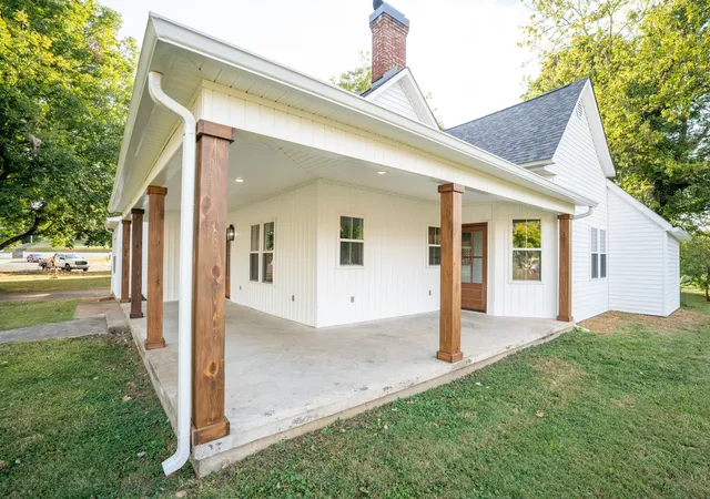 Photo 3 of Single family home for sale at 221 S Military Ave, Lawrenceburg, TN 38464 | MLS# 3618902 | Listing updated on 2026-10-10