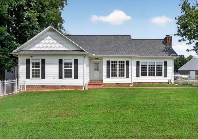 1st image of 712 S College St, Smithville, TN 37166 | MLS# 3516266