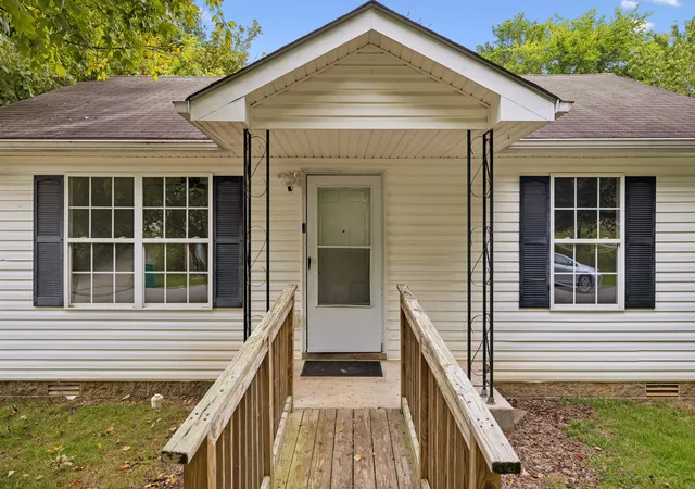 Photo 3 of Single family home for sale at 403 Martin St, Clarksville, TN 37040 | MLS# 3520870 | Listing updated on 2026-10-23