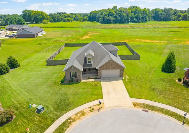 Photo 4 of Sale Pending at 609 Summerset Pl, Hopkinsville, KY 42240 | MLS# 3512408 | Listing updated on 2026-09-23