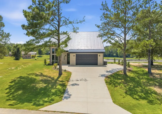 Photo 3 of Single family home for sale at 325 Golfview Ln, Decaturville, TN 38329 | MLS# 3518898 | Listing updated on 2026-08-30
