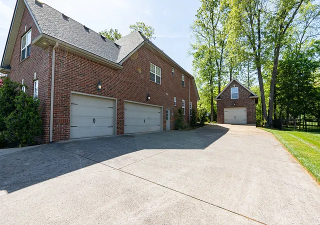 Photo 2 of Single family home for sale at 1215 Twin View Dr, Murfreesboro, TN 37128 | MLS# 3619341 | Listing updated on 2026-10-28