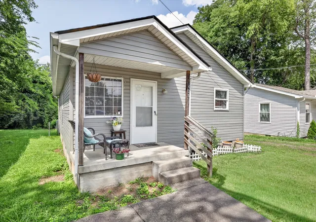 Photo 2 of Single family home for sale at 425 E Castle St, Murfreesboro, TN 37130 | MLS# 3513501 | Listing updated on 2026-09-01