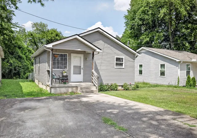 Photo 1 of Single family home for sale at 425 E Castle St, Murfreesboro, TN 37130 | MLS# 3513501 | Listing updated on 2026-09-01