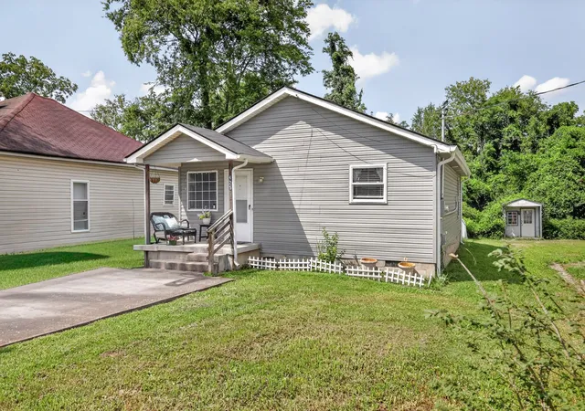 Photo 3 of Single family home for sale at 425 E Castle St, Murfreesboro, TN 37130 | MLS# 3513501 | Listing updated on 2026-09-01