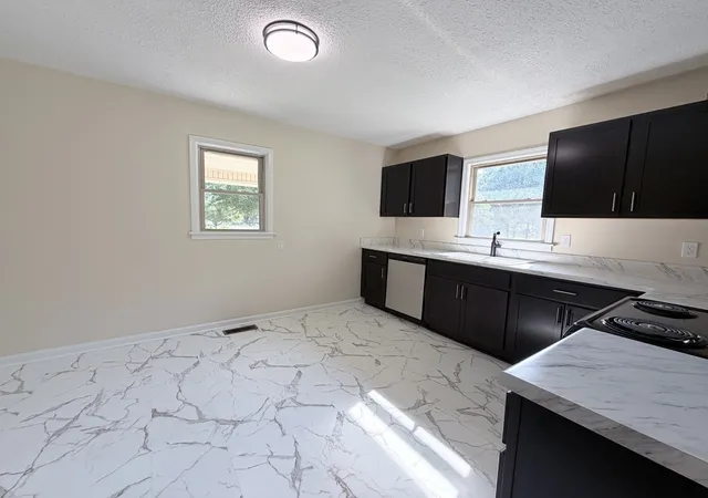 Photo 4 of Single family home for sale at 908 Ml View Ct, Hopkinsville, KY 42240 | MLS# 3512972 | Listing updated on 2026-10-16