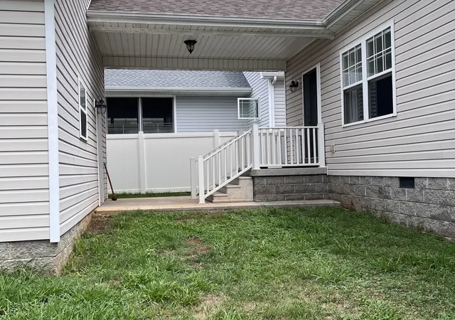 Photo 2 of Single family home for sale at 1011 Wentford Ave, Sweetwater, TN 37874 | MLS# 3541371 | Listing updated on 2026-09-23