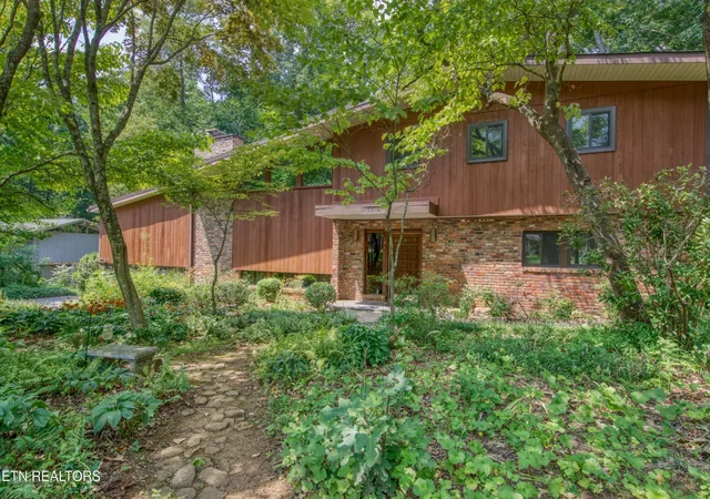 1st image of 1014 W Outer Dr, Oak Ridge, TN 37830 | MLS# 3513168