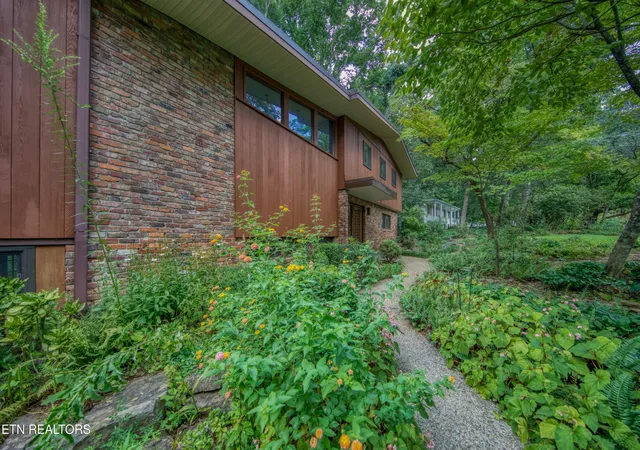2nd image of 1014 W Outer Dr, Oak Ridge, TN 37830 | MLS# 3513168
