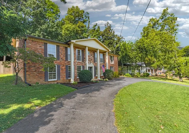Photo 3 of Single family home for sale at 6805 Cloudland Dr, Nashville, TN 37205 | MLS# 3526635 | Listing updated on 2026-09-03