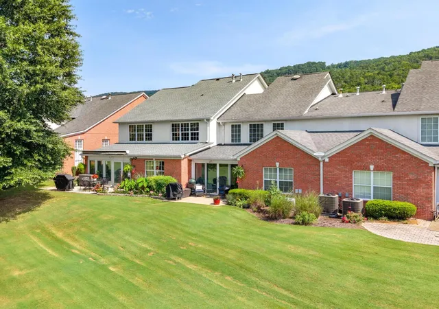 Photo 3 of Townhouse for sale at 724 Outlook Ln, Chattanooga, TN 37419 | MLS# 3513353 | Listing updated on 2026-09-14