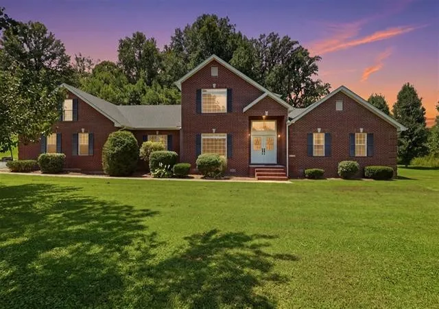 Photo 1 of Single family home for sale at 105 Oakwind Rd, Glasgow, KY 42141 | MLS# 3513629 | Listing updated on 2026-08-16