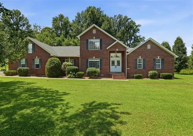 Photo 2 of Single family home for sale at 105 Oakwind Rd, Glasgow, KY 42141 | MLS# 3513629 | Listing updated on 2026-08-16