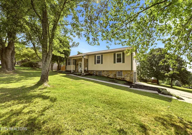 Photo 2 of Sale Pending at 11336 Twin View Dr, Knoxville, TN 37932 | MLS# 3513710 | Listing updated on 2026-09-06