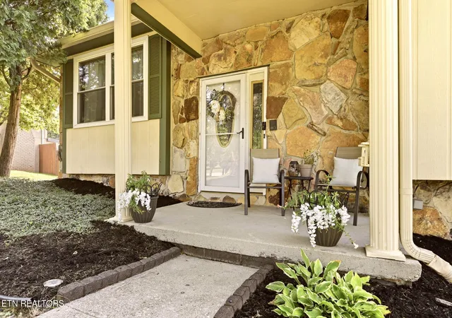 Photo 3 of Sale Pending at 11336 Twin View Dr, Knoxville, TN 37932 | MLS# 3513710 | Listing updated on 2026-09-06