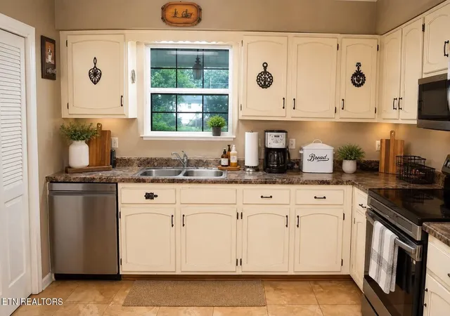 Photo 2 of Single family home for sale at 206 Heuer St, Sweetwater, TN 37874 | MLS# 3513871 | Listing updated on 2026-09-24
