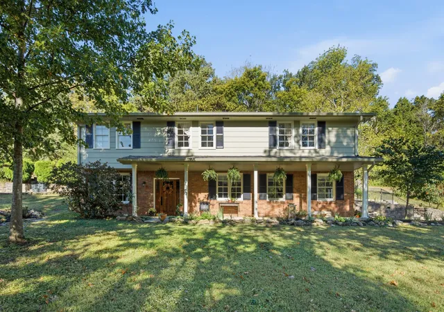 Photo 2 of Single family home for sale at 815 Rodney Dr, Nashville, TN 37205 | MLS# 3514639 | Listing updated on 2026-10-07