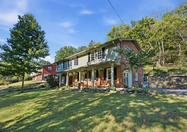 Photo 3 of Single family home for sale at 815 Rodney Dr, Nashville, TN 37205 | MLS# 3514639 | Listing updated on 2026-10-07