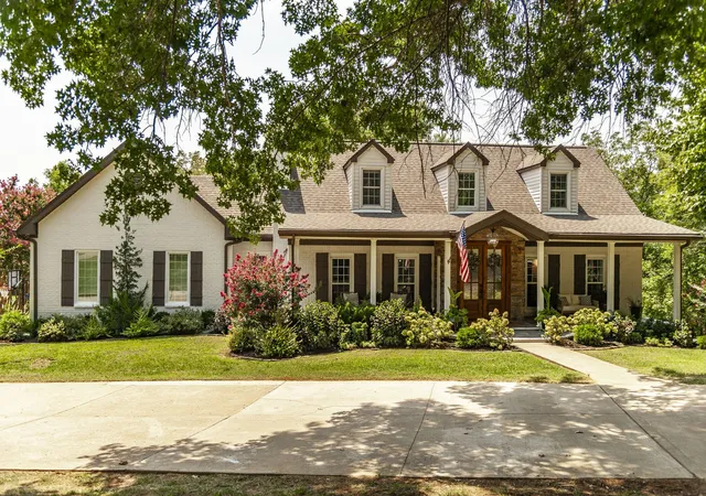 Photo 2 of Single family home for sale at 1048 Hillview Dr, Hendersonville, TN 37075 | MLS# 3530750 | Listing updated on 2026-09-16