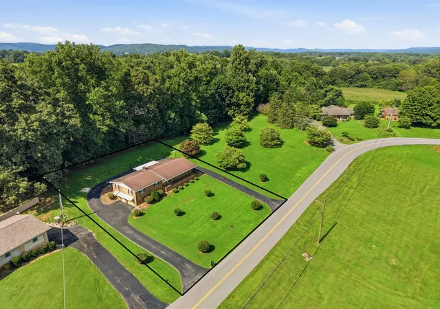 Photo 3 of Single family home for sale at 412 Freedom Trl, Sparta, TN 38583 | MLS# 3527097 | Listing updated on 2026-09-25