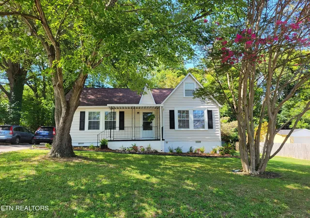 1st image of 300 S Oak St, Sweetwater, TN 37874 | MLS# 3514579