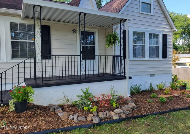 2nd image of 300 S Oak St, Sweetwater, TN 37874 | MLS# 3514579