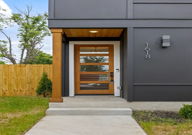 Photo 2 of Single family home for sale at 1618 11th Ave N, Nashville, TN 37208 | MLS# 3525838 | Listing updated on 2026-09-08