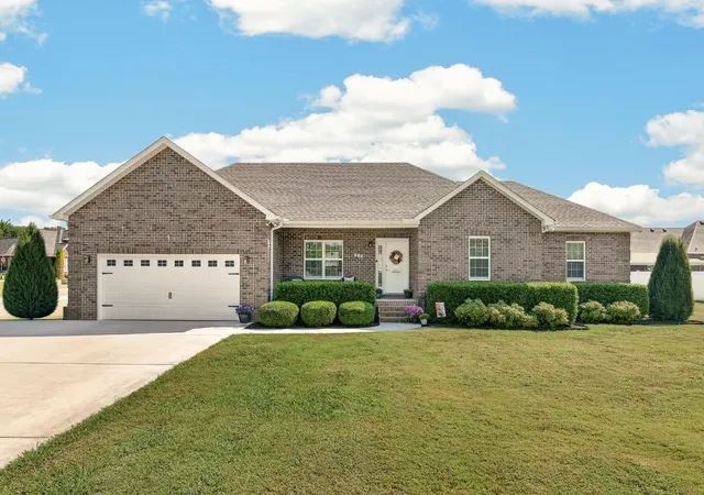 Single family home for sale at 416 Colonial Dr, Winchester, TN 37398 | MLS# 3514992