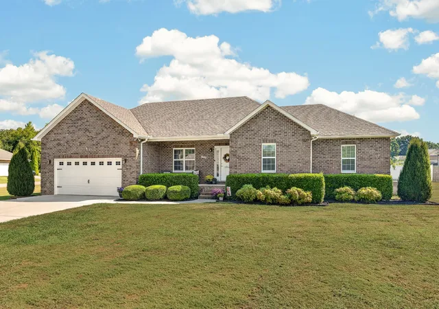 Photo 2 of Single family home for sale at 416 Colonial Dr, Winchester, TN 37398 | MLS# 3514992 | Listing updated on 2026-09-21