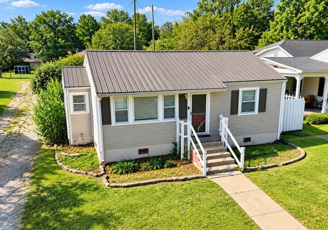Single family home for sale at 109 Parker St, Woodbury, TN 37190 | MLS# 3515335