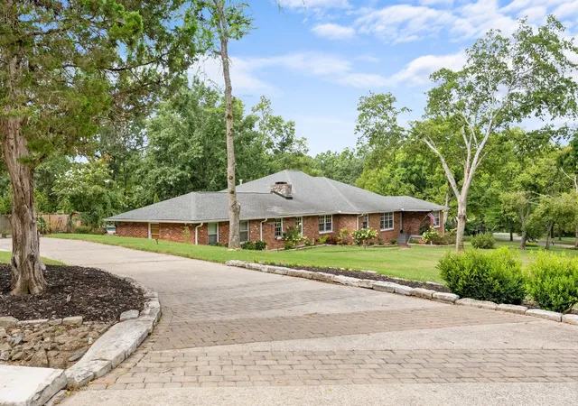 Photo 2 of Single family home for sale at 615 W Meade Dr, Nashville, TN 37205 | MLS# 3518375 | Listing updated on 2026-10-07