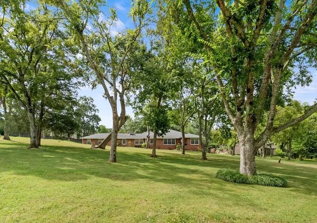 Photo 3 of Single family home for sale at 615 W Meade Dr, Nashville, TN 37205 | MLS# 3518375 | Listing updated on 2026-10-07