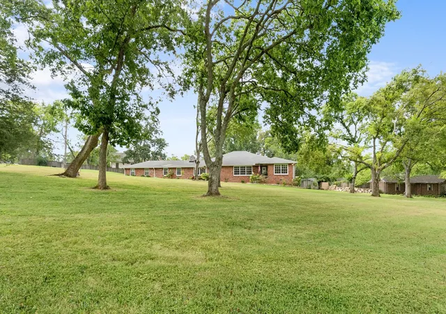Photo 3 of Single family home for sale at 615 W Meade Dr, Nashville, TN 37205 | MLS# 3518375 | Listing updated on 2026-10-07