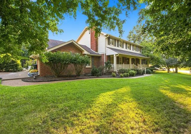 Photo 3 of Sale Pending at 100 Applewood Valley Dr, Hendersonville, TN 37075 | MLS# 3526550 | Listing updated on 2026-09-04